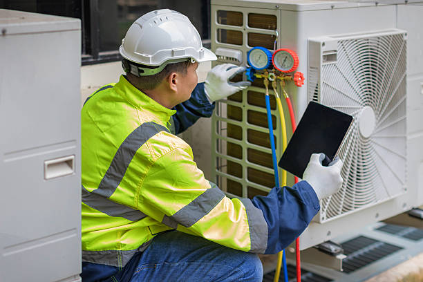 Professional Hvac technician working in Aurora, CO